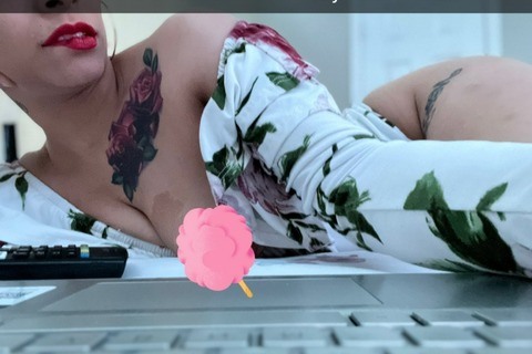 Nellygetsnaked onlyfans