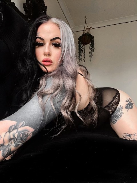 Holly 🖤 onlyfans account