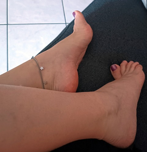 Sweety Fluffy Feet onlyfans account